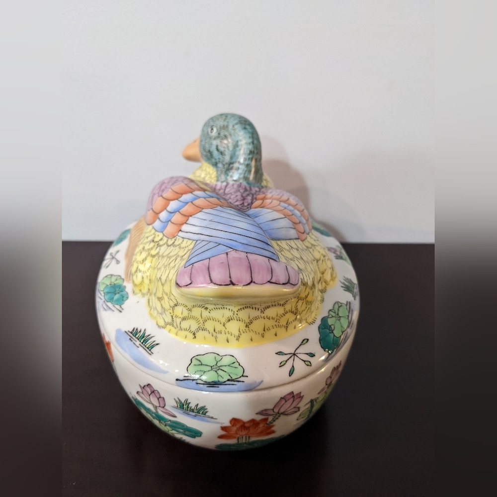 Vintage Chinese Export Hand-Painted Ceramic Nesting Duck Tureen - Picture 6 of 9